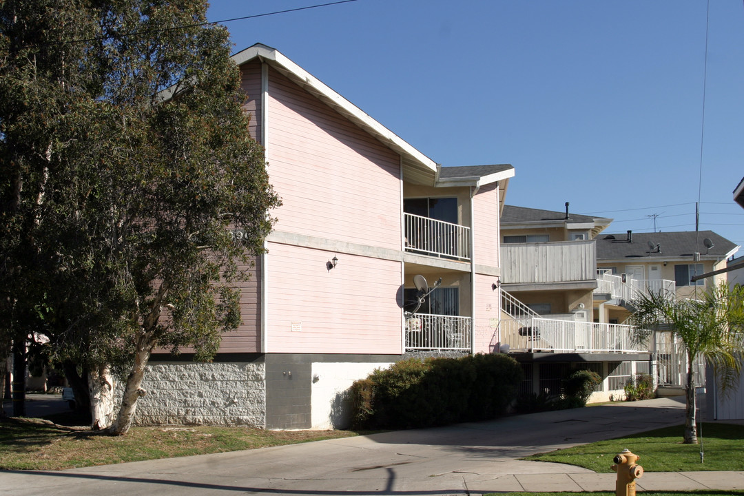 1090 Newport Ave in Long Beach, CA - Building Photo