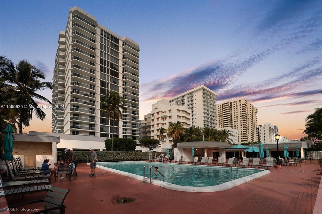 2401 Collins Ave in Miami Beach, FL - Building Photo