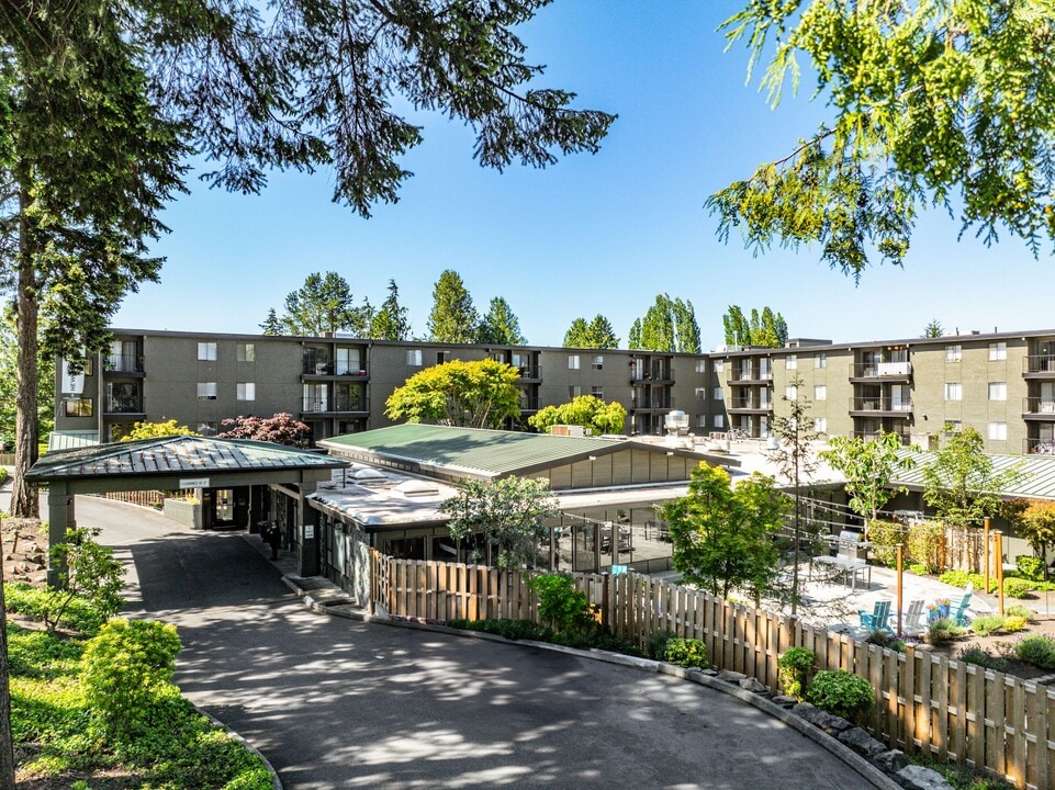 Highlander Apartments in Seattle, WA - Building Photo