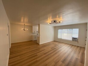 2451 Corinth Ave in Los Angeles, CA - Building Photo - Interior Photo