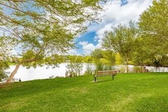 Acadia on the Lake in San Antonio, TX - Foto de edificio - Building Photo