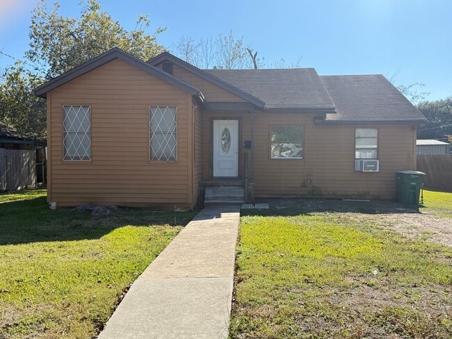 property at 1003 E Sabine St