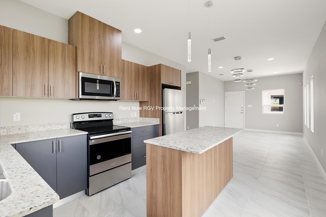 3803 Las Vistas Ln in Weslaco, TX - Foto de edificio