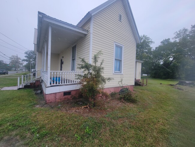 209 E Caswell St in Kinston, NC - Foto de edificio - Building Photo