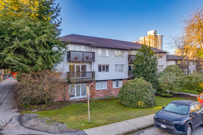 Cedarcrest Apartments in North Vancouver, BC - Building Photo - Building Photo