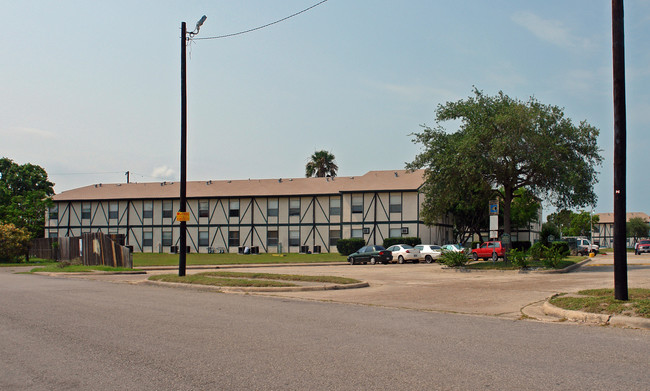 Castle Manor Apartments in Corpus Christi, TX - Foto de edificio - Building Photo