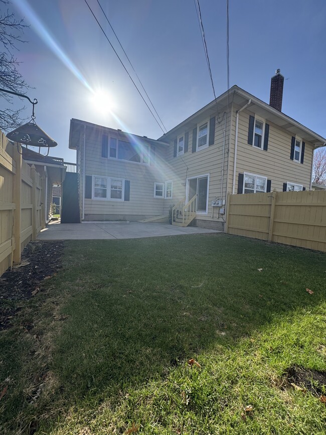 527 Peyton St, Unit First Floor Unit # 1 in Geneva, IL - Foto de edificio - Building Photo
