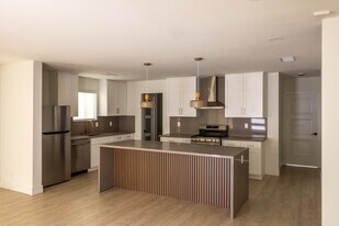 17601 Hamlin St in Los Angeles, CA - Building Photo