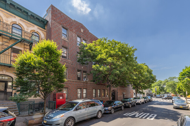 246 Cornelia St in Brooklyn, NY - Foto de edificio - Building Photo