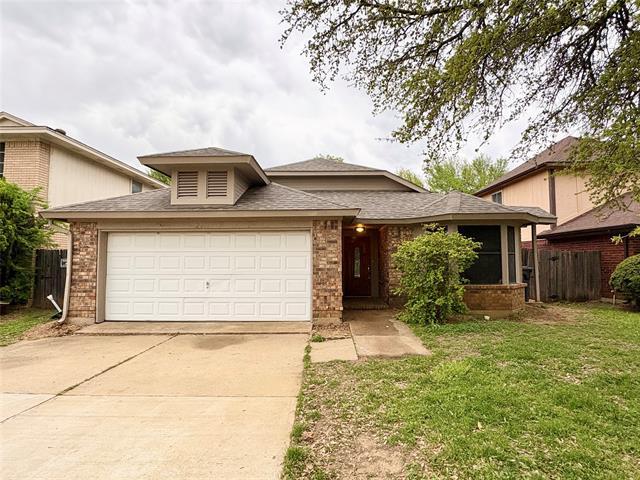 2211 Woodland Oaks Dr in Arlington, TX - Building Photo