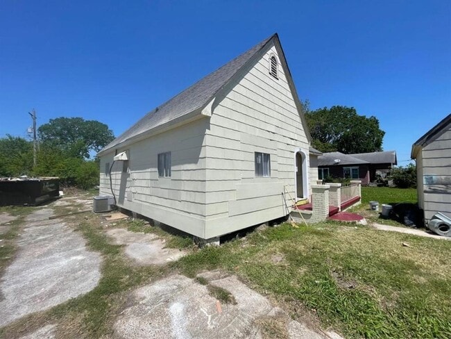 2217 W Rev Dr Ransom Howard St in Port Arthur, TX - Building Photo - Building Photo