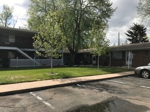Village Green Apartments in Lakewood, CO - Foto de edificio - Building Photo