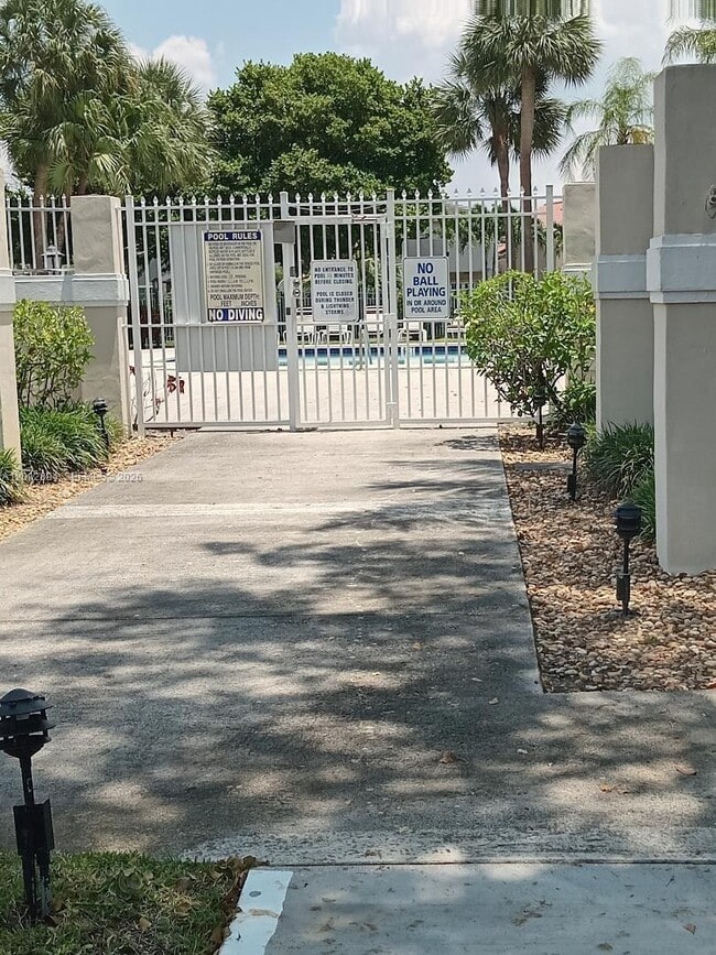 10886 NW 8th St in Pembroke Pines, FL - Building Photo - Building Photo