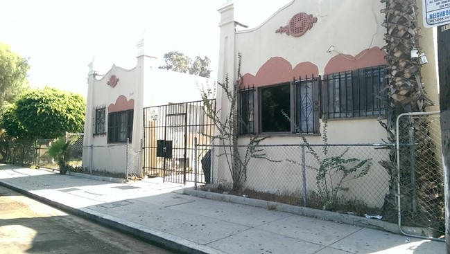 2424 Raymond Ave in Los Angeles, CA - Building Photo - Building Photo