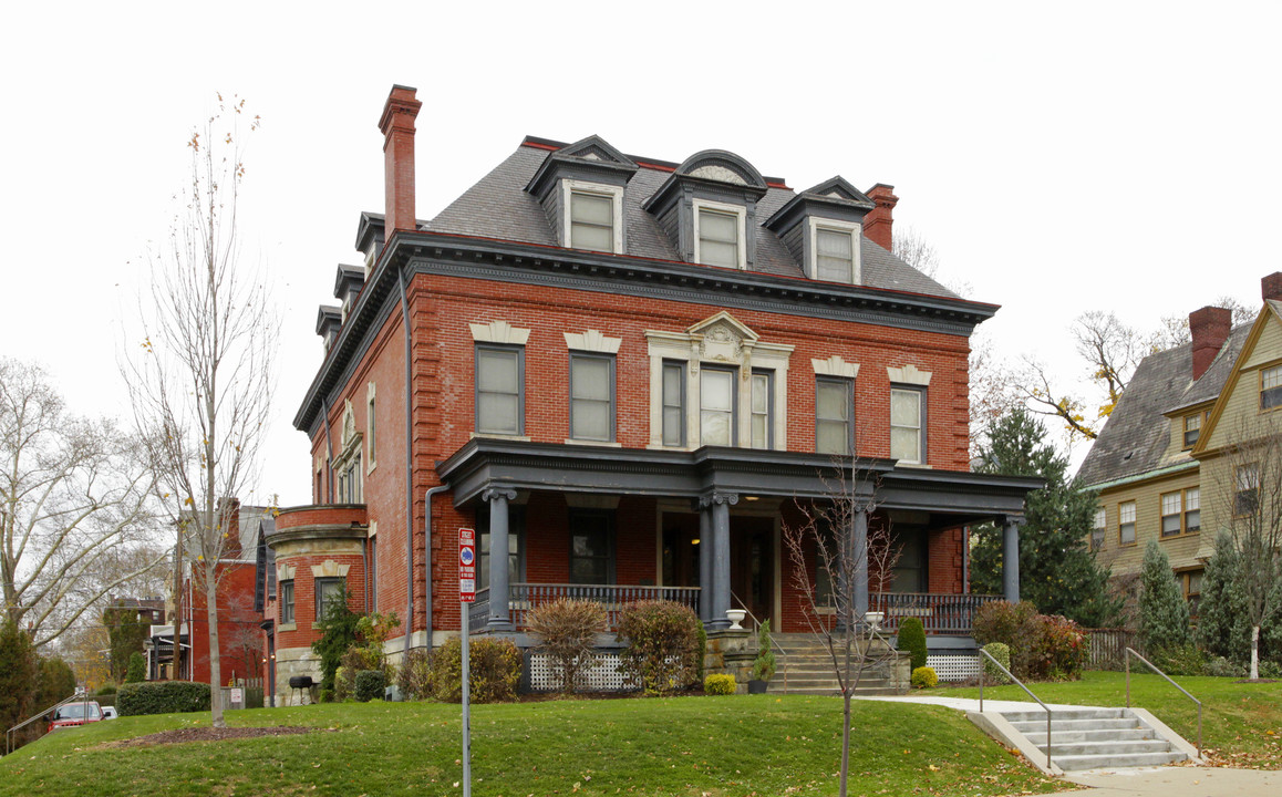 Stanton Avenue in Pittsburgh, PA - Foto de edificio