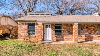 1014 Lynn St in Weatherford, TX - Building Photo