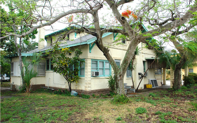 402 N Federal Hwy in Lake Worth, FL - Foto de edificio - Building Photo