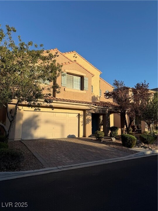 1016 Bonitos Suenos St in Las Vegas, NV - Building Photo