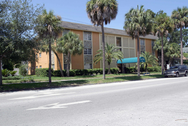 Bay Villa Condos in St. Petersburg, FL - Foto de edificio - Building Photo