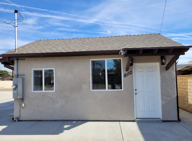 8110 Troost Ave in North Hollywood, CA - Foto de edificio - Building Photo