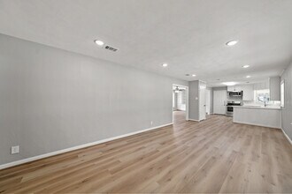 721 20th Ave N in Texas City, TX - Foto de edificio - Building Photo