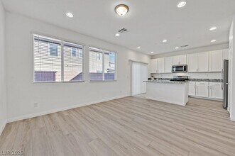 8136 Rockflower St in Las Vegas, NV - Building Photo - Building Photo