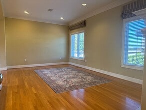 10133 NE 66th Ln in Kirkland, WA - Building Photo - Building Photo