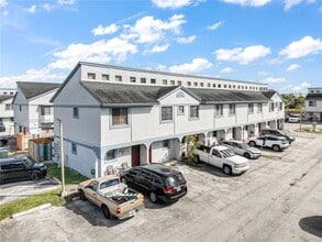 12065 SW 18th St in Miami, FL - Building Photo - Building Photo