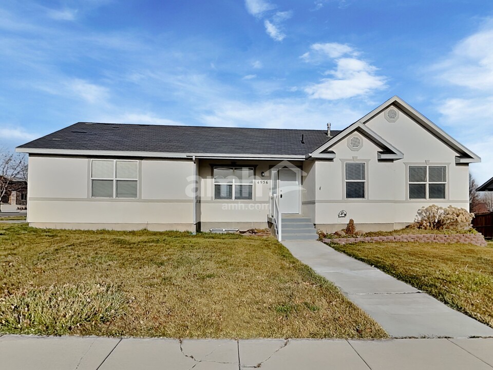 4956 W Grand View Peak Dr in Riverton, UT - Building Photo