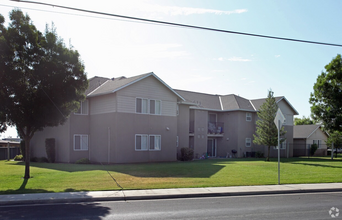 College Park Apartments in Dinuba, CA - Building Photo - Building Photo