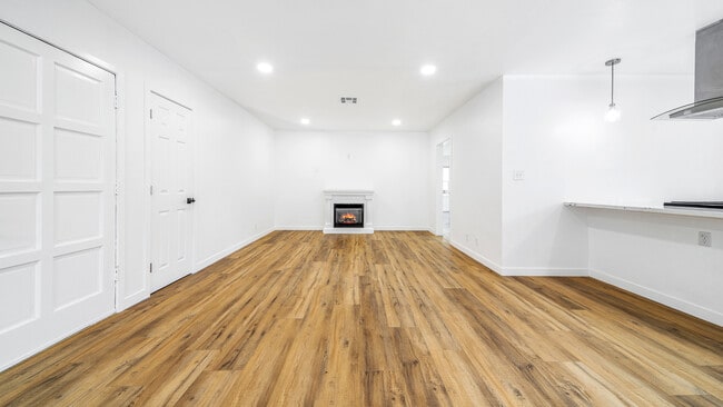 5818 Kester Ave in Van Nuys, CA - Building Photo - Building Photo