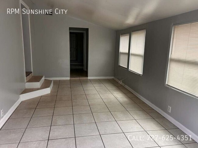 8211 N 17th St in Tampa, FL - Building Photo - Building Photo