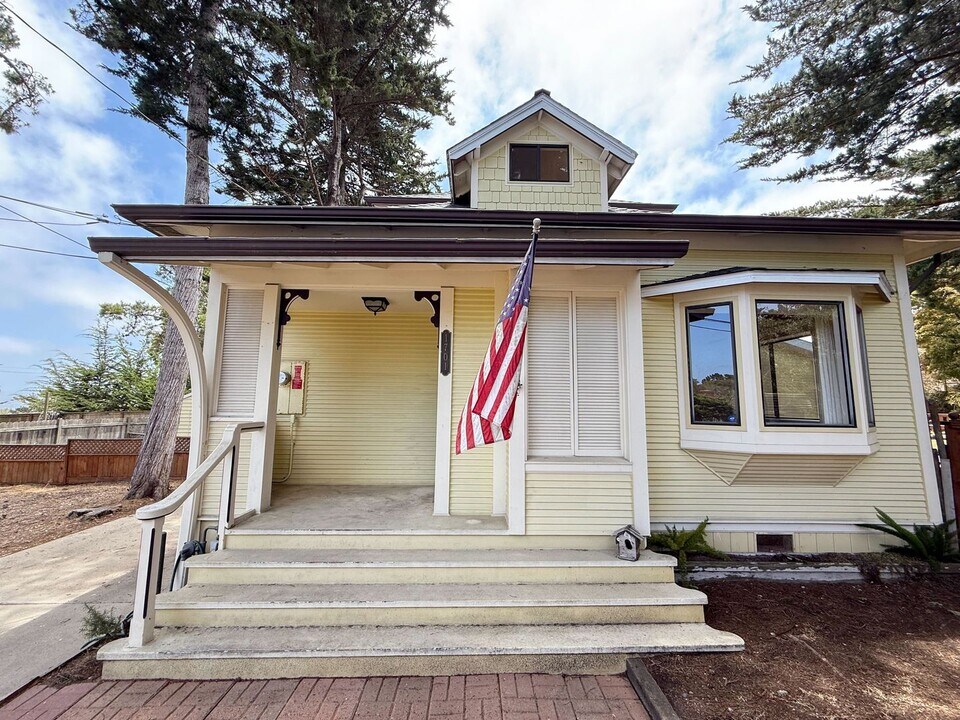 1701 Hoffman Ave in Monterey, CA - Building Photo