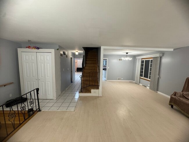 225 E River Rd in Des Plaines, IL - Building Photo - Building Photo