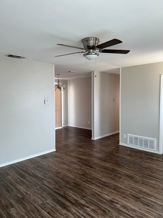 206 Balboa Dr in Universal City, TX - Foto de edificio - Building Photo