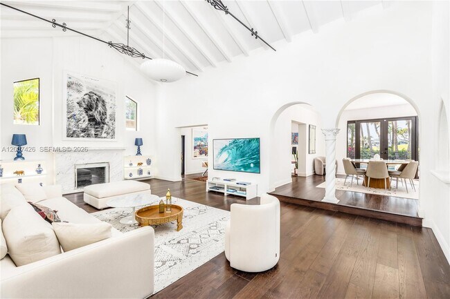 5736 La Gorce Dr in Miami Beach, FL - Building Photo - Building Photo