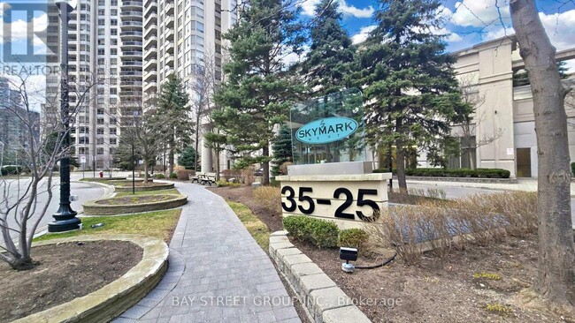 25-825 Kingsbridge Garden Cir in Mississauga, ON - Building Photo - Building Photo