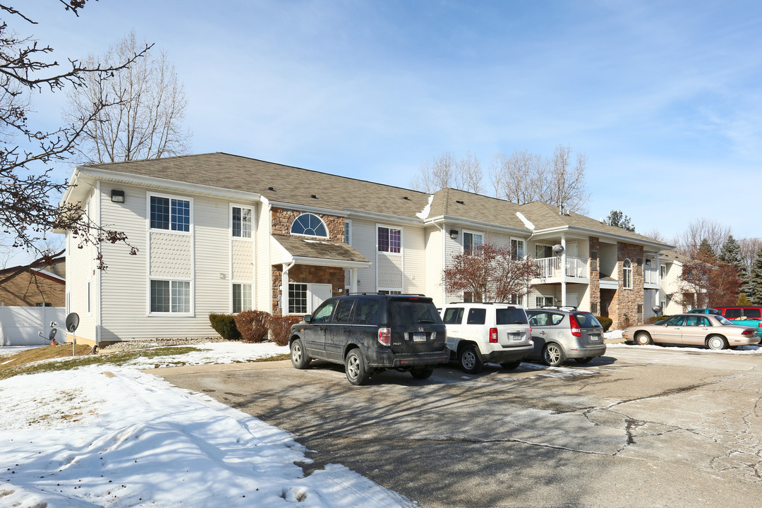 Pinewood Club Apartments in Lansing, MI - Foto de edificio