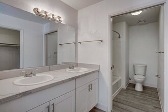 Reserve at Riverlake Apartments in Sacramento, CA - Building Photo - Building Photo