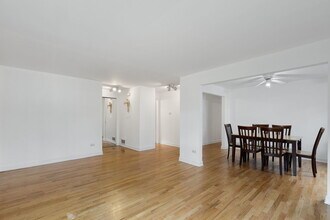 7070 N Ridge Blvd in Chicago, IL - Building Photo - Building Photo