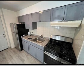 16 Knowles St in Yonkers, NY - Building Photo - Building Photo