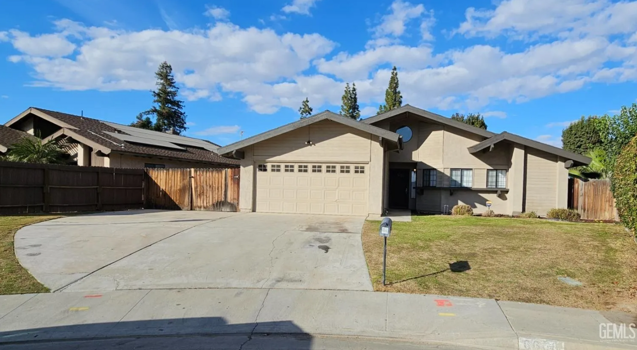 6608 Lafayette Way in Bakersfield, CA - Building Photo