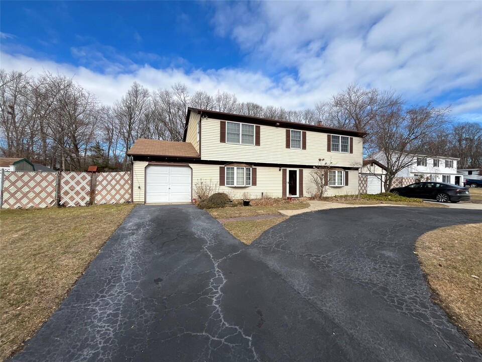 27 Millbury Ln in Centereach, NY - Building Photo