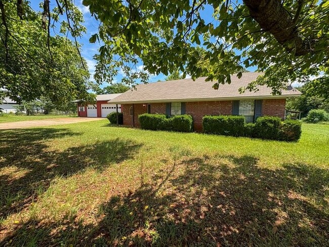 property at 811 S Houston St