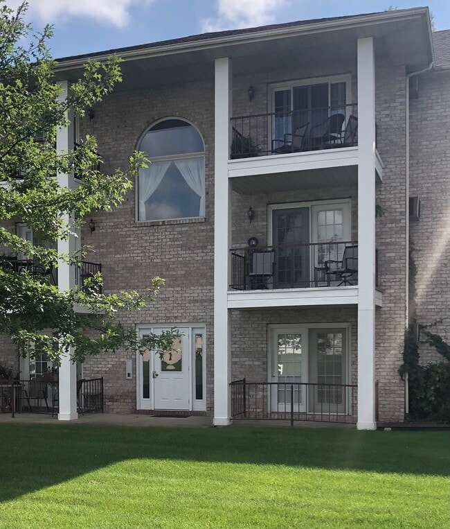 7398 Eisenhower Dr, Unit 7398 Eisenhower Dr Unit 2 in Youngstown, OH - Building Photo - Building Photo