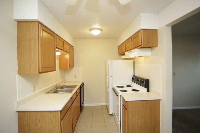 Santa Fe Apartments in Wichita, KS - Building Photo - Interior Photo