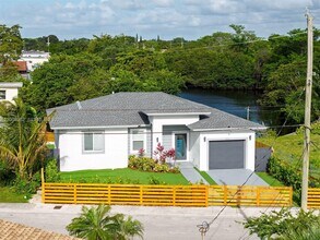 655 NW 24th Ave in Fort Lauderdale, FL - Foto de edificio - Building Photo