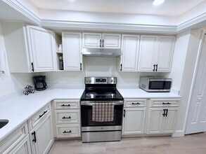 7004 W Country Club Dr N in Sarasota, FL - Building Photo - Building Photo