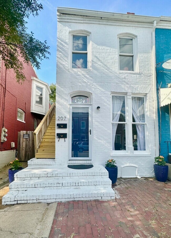 property at 207 W 5th St