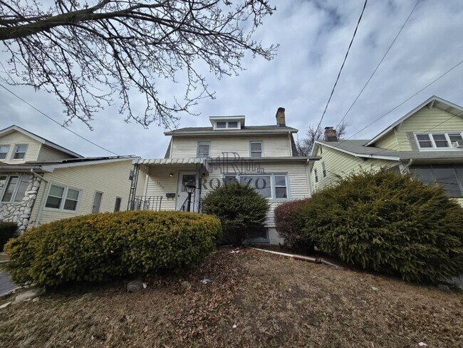 1504 Compton Terrace in Hillside, NJ - Foto de edificio - Building Photo